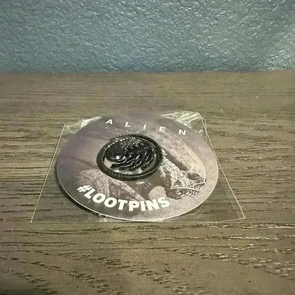 2018 Alien Face-Hugger Xenomorph LootCrate Pin, New On Original Card, Sealed - Picture 1 of 2